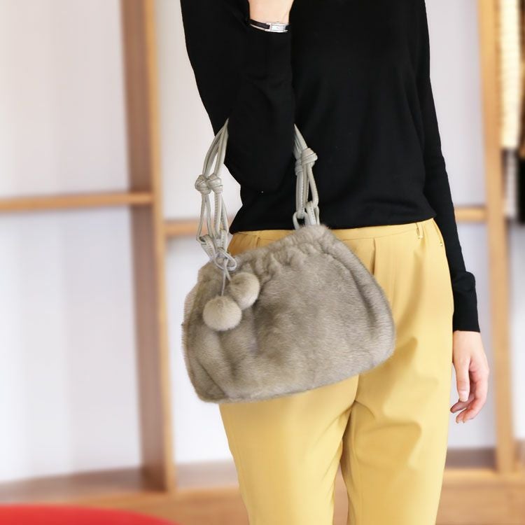 ミンク ファーバッグ ポンポン デザイン 羊革 ハンドル シルバーブルー