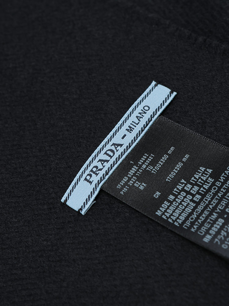 PRADA (プラダ) トライアングルロゴ カシミヤ混 ワンポイント ロゴ