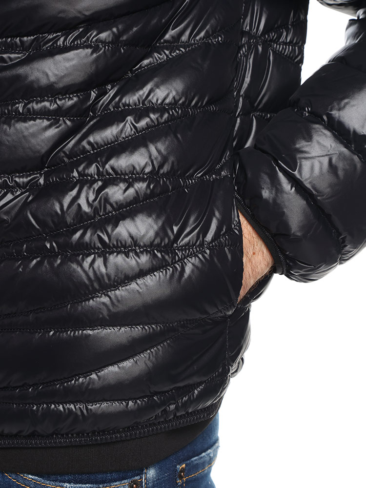 MONCLER (モンクレール) ナイロンラケ ジオメトリックキルト ライト