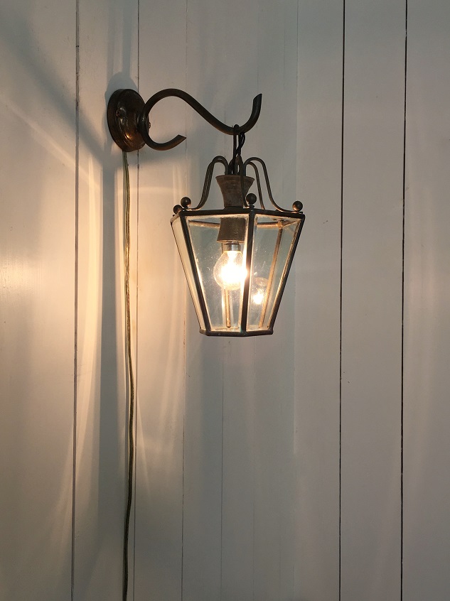 イギリスランタン型ウォールライトはかわいいアンティークネット