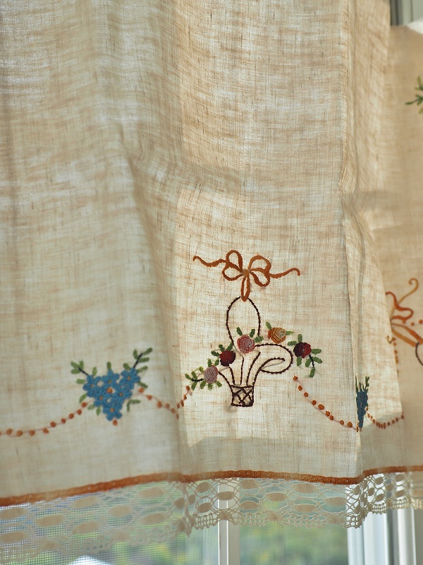 フランスお花模様とレースがかわいいカーテンはかわいいアンティーク