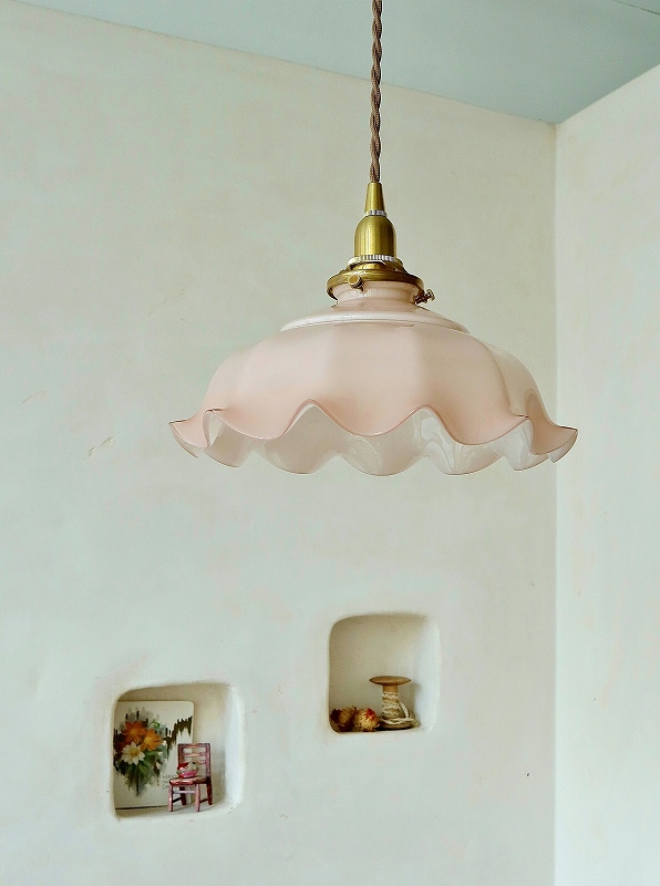 フランス淡い色とフォルムがかわいいミルクガラスランプシェードは