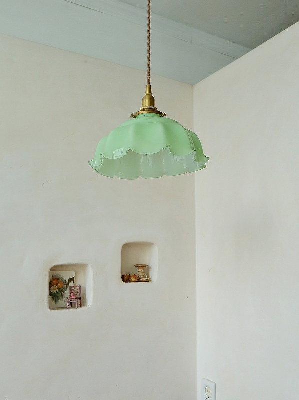 フランス淡い色とフォルムがかわいいミルクガラスランプシェードは