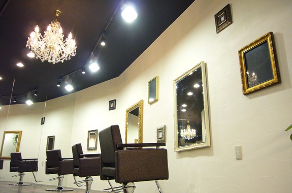 世田谷・三軒茶屋, シャンデリアが映え色でかわいさがピリッと効いてる