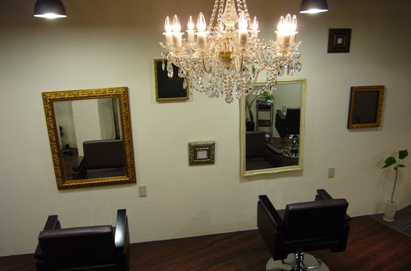 世田谷・三軒茶屋, シャンデリアが映え色でかわいさがピリッと効いてる