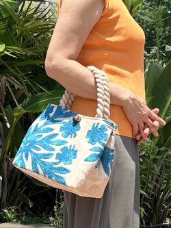 156. ハワインキルトセカンドバッグ スランティングハイビスカス