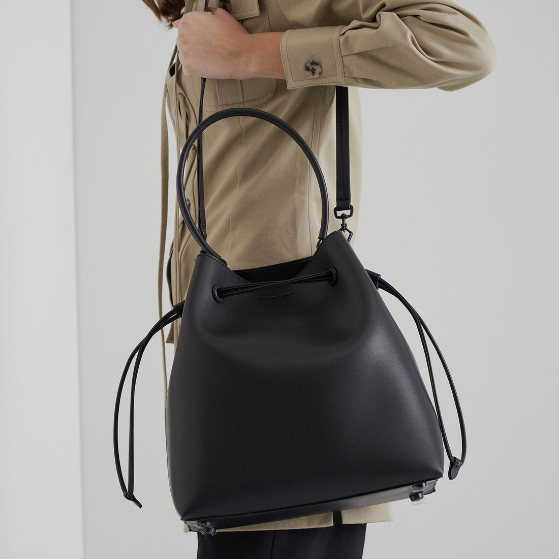 CHARLES & KEITH ドローストリング ホーボーバッグ 【再入荷】（Black