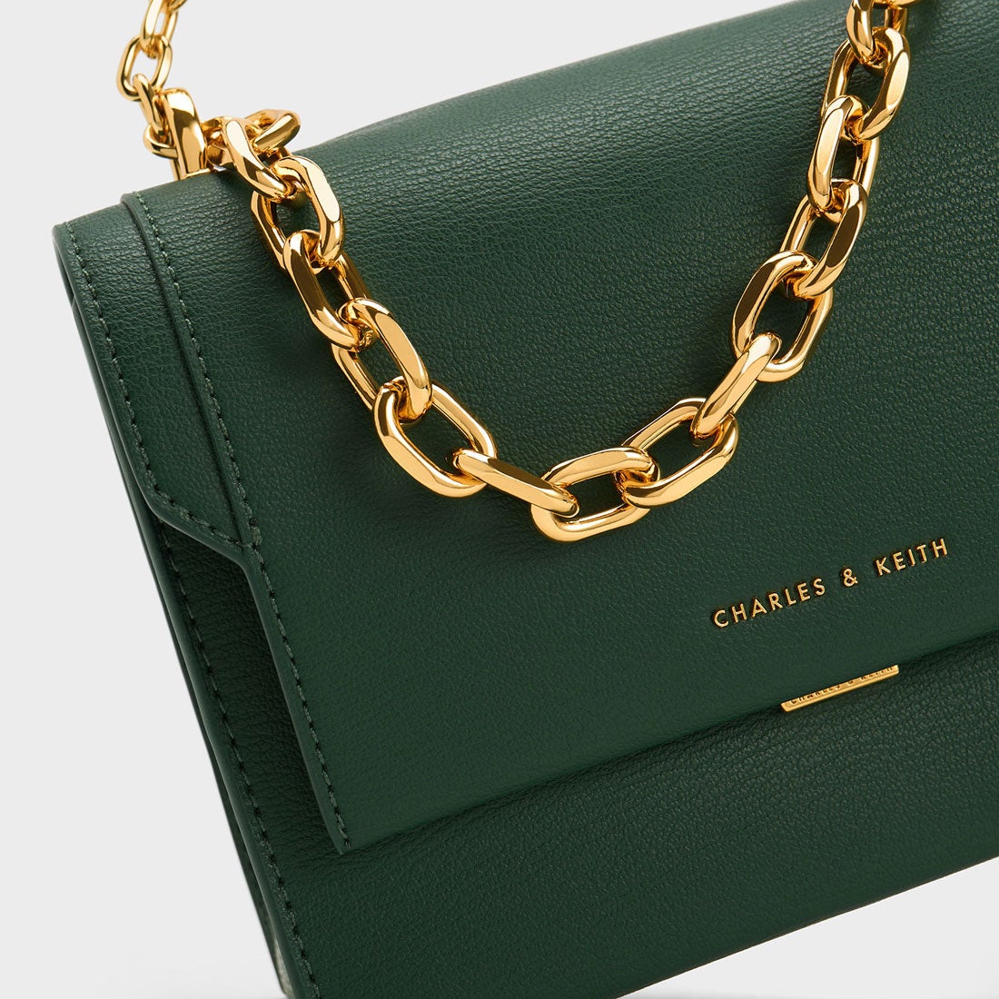 CHARLES & KEITH フロントフラップ チェーンハンドルクロスボディ