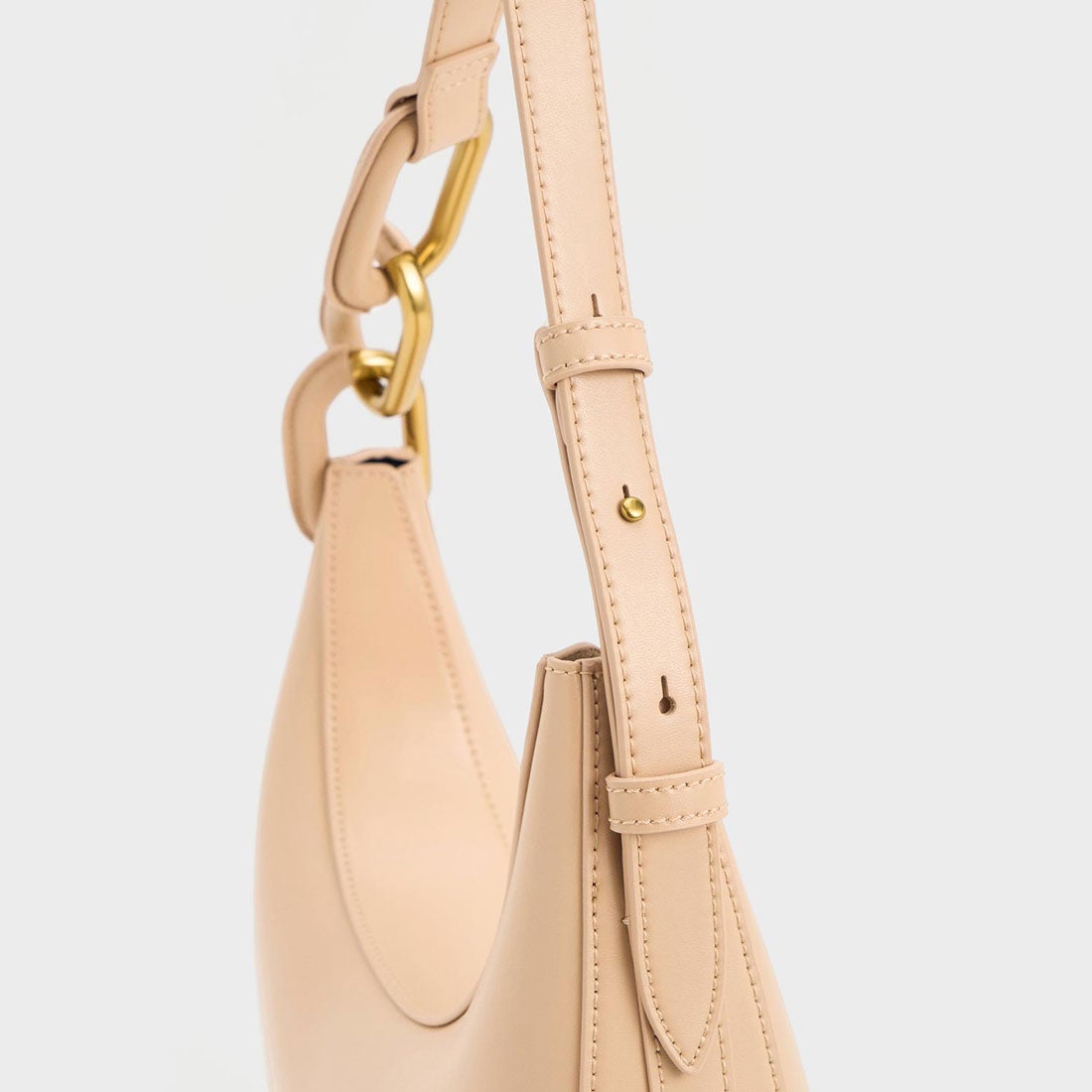 CHARLES & KEITH Kora コラ メタリックアクセントムーンバッグ（Beige