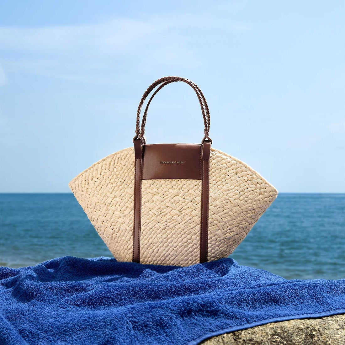 CHARLES & KEITH Shalia シャリア ラフィアウーブンバケツバッグ