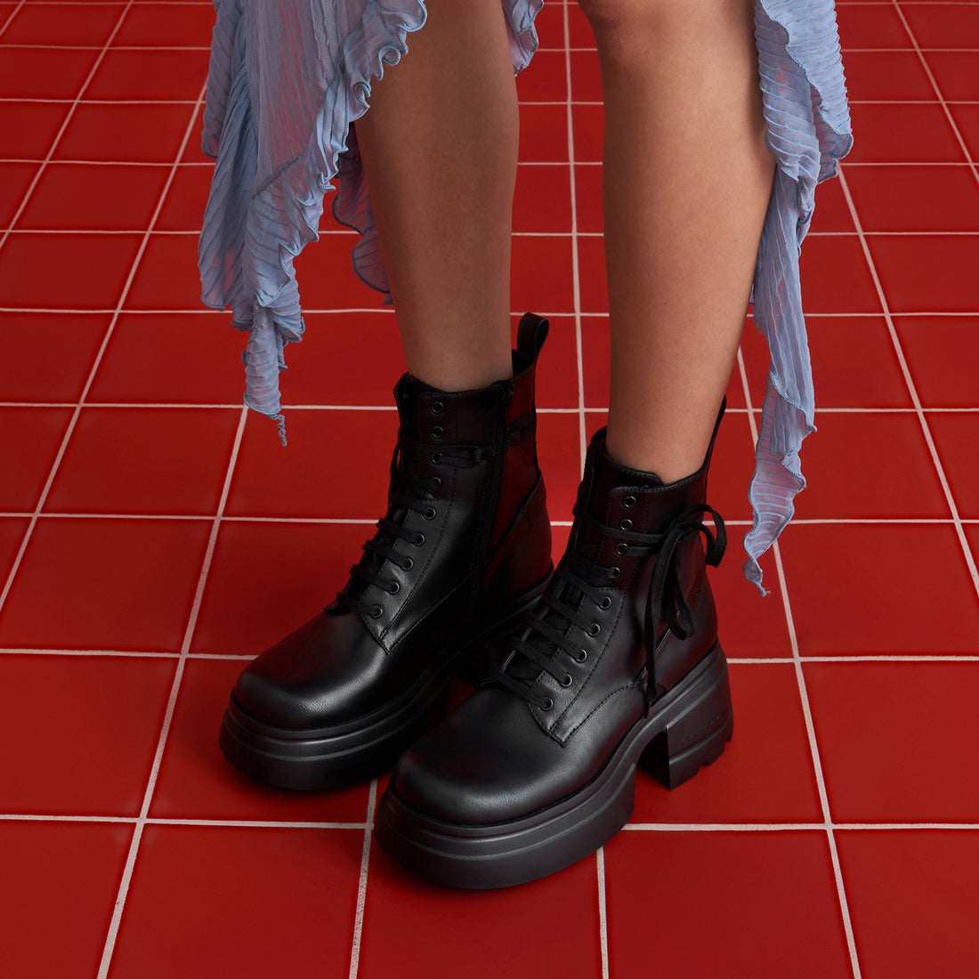 CHARLES & KEITH レースアップ チャンキーアンクルブーツ（Black