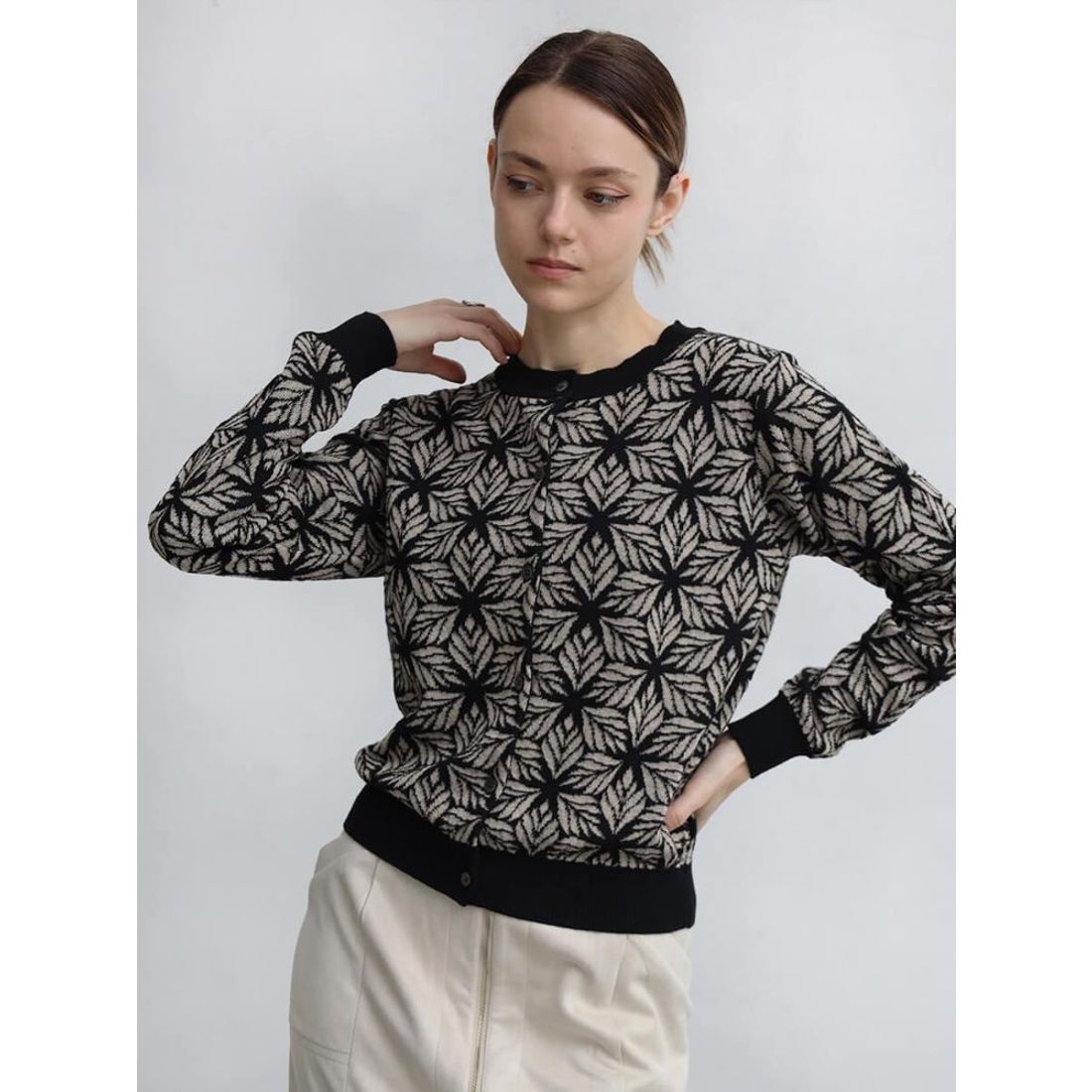 アーガ Aga 柄ニットクロップドカーディガン （クロ系