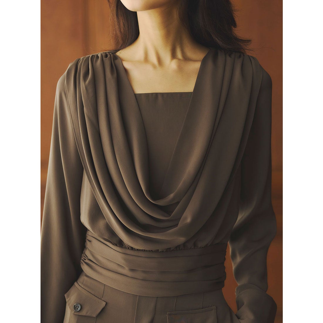 アニュアンス anuans パウダーサテンドレープトップス （ECRU