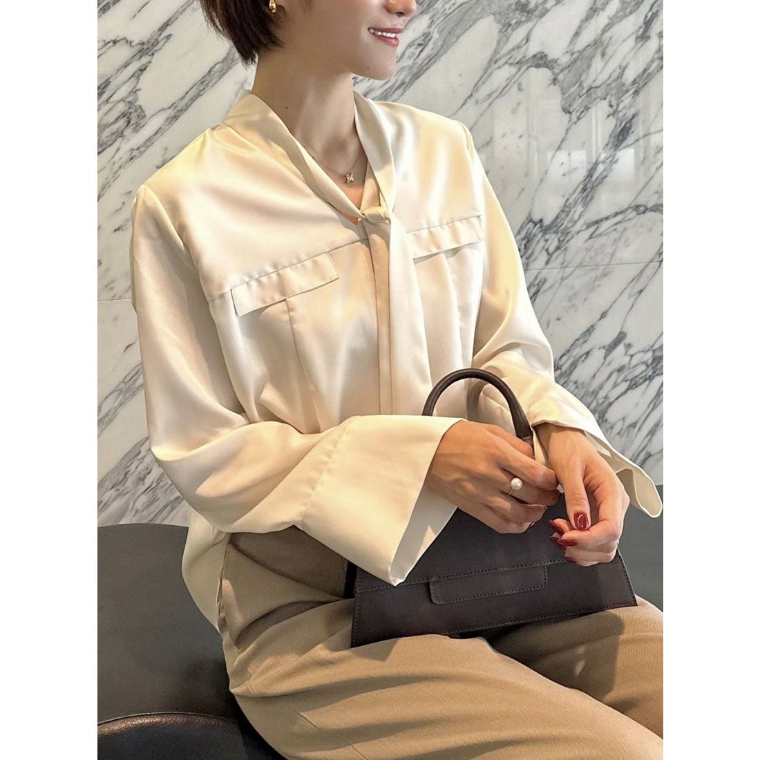 アニュアンス anuans サテンVネックタイブラウス （IVORY