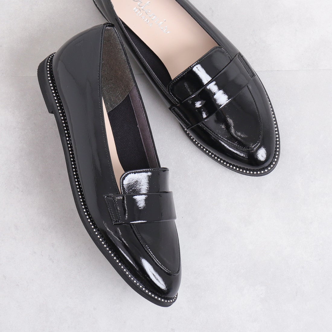 アルテミス バイ ダイアナ artemis by DIANA エナメルローファー （黒