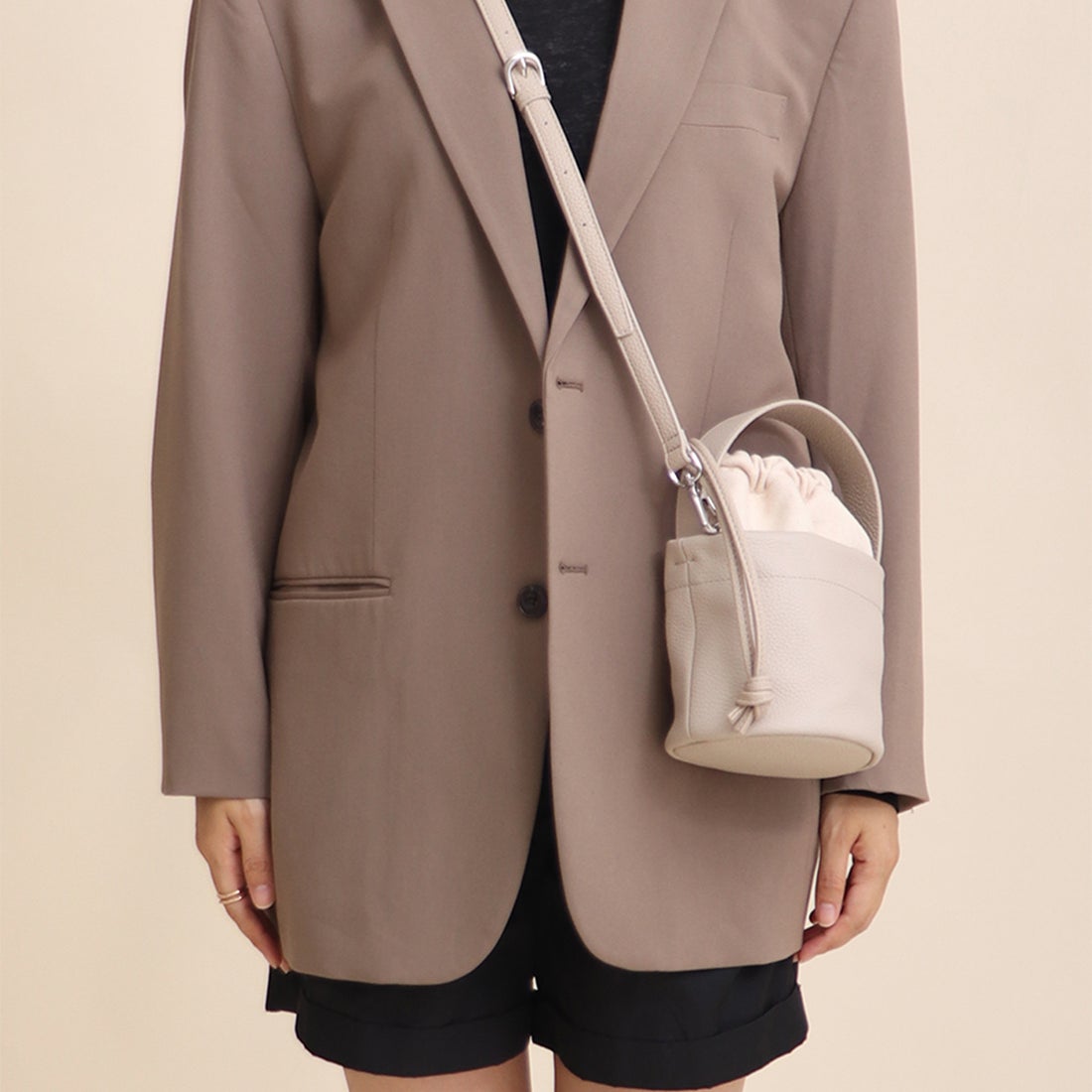 ベース BASE 本革 ミニショルダーバッグ 巾着 （アイボリー） -靴