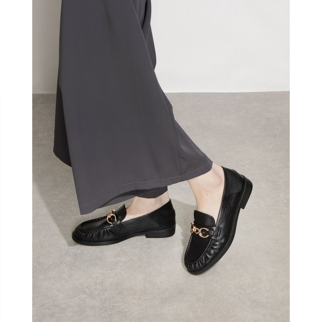 ビューフォート BeauFort 金具付きギャザーローファー （ブラック