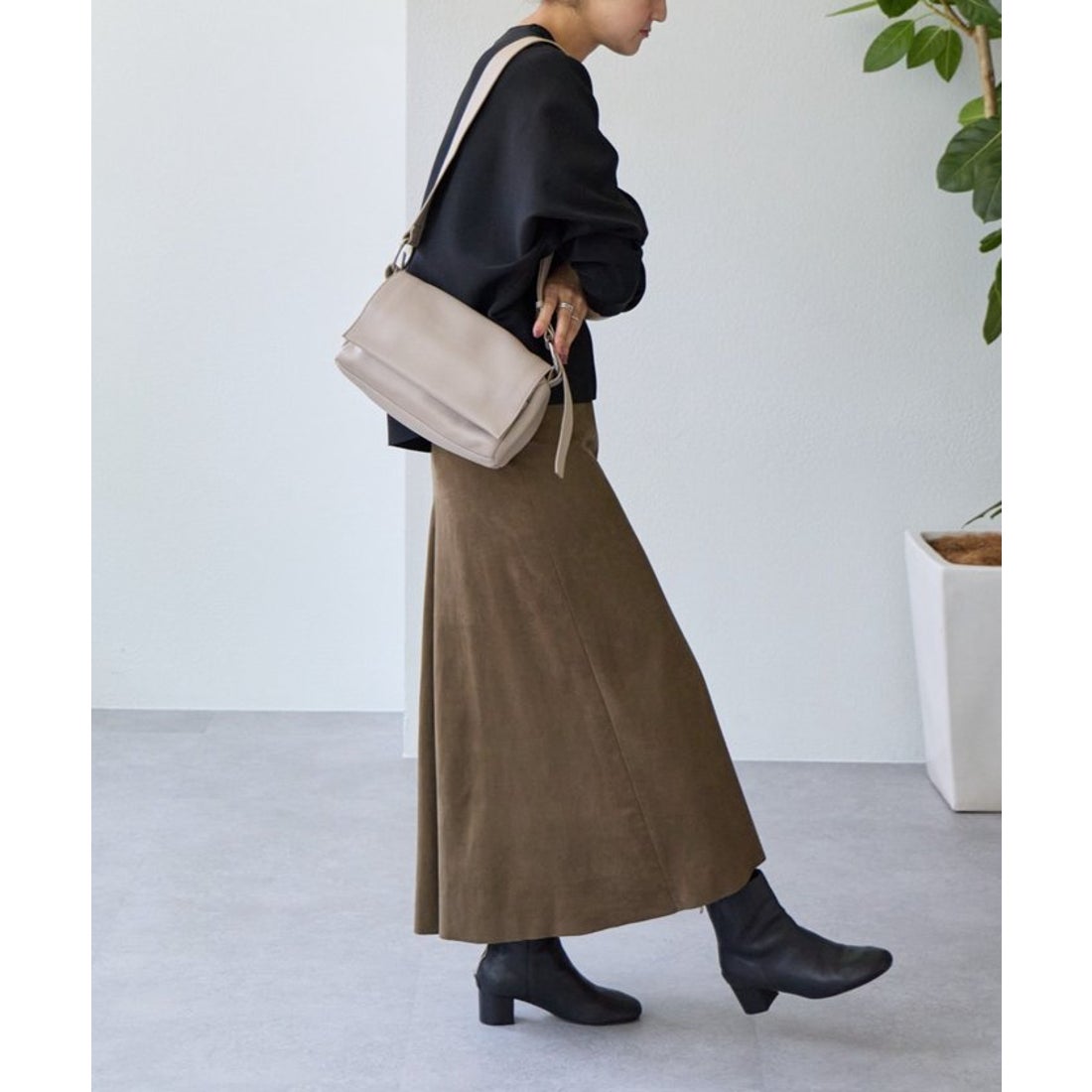 ビアズリー BEARDSLEY レザーボディバッグ （silver） - ファッション