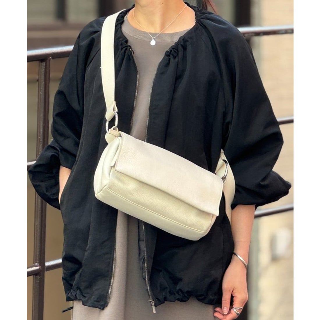 ビアズリー BEARDSLEY レザーボディバッグ （black） - ファッション