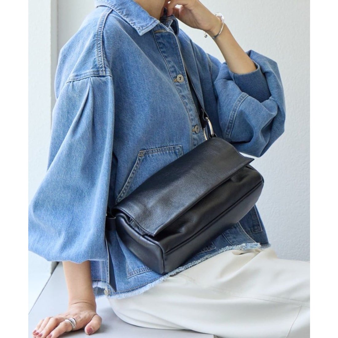 ビアズリー BEARDSLEY レザーボディバッグ （black） - ファッション