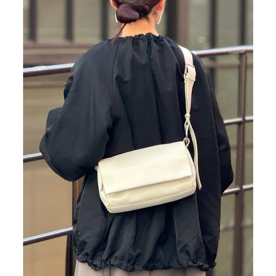 ビアズリー BEARDSLEY レザーボディバッグ （black） -ファッション