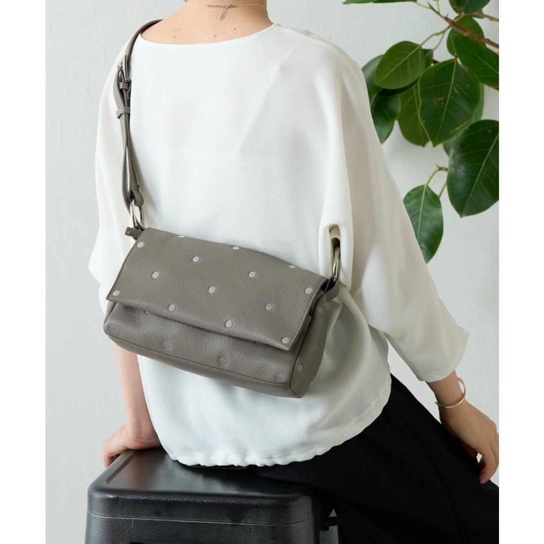 ビアズリー BEARDSLEY ドットボディバッグ （taupe） -ファッション