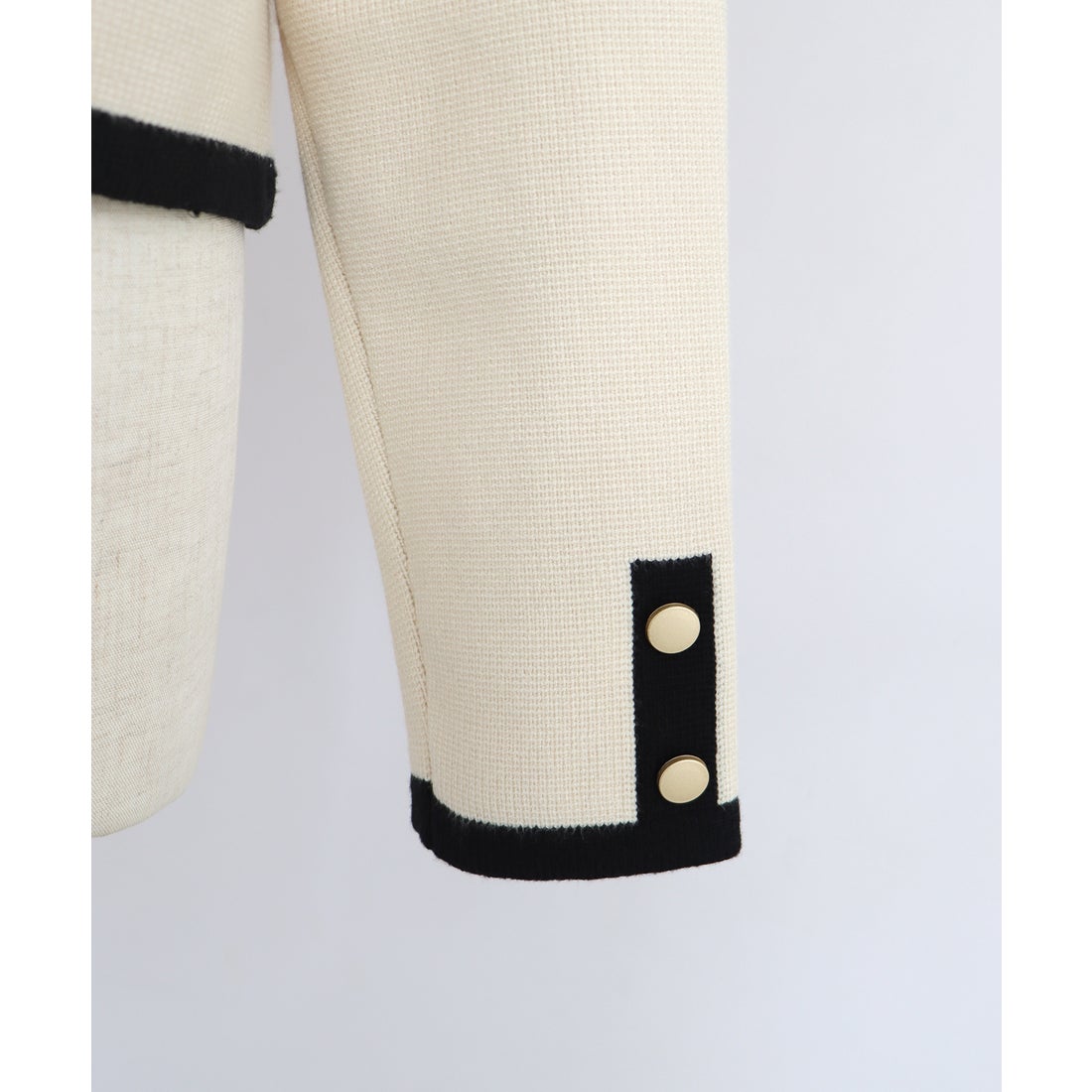 ブルーイースト BLUEEAST 金ボタンノーカラーニットジャケット （バイ