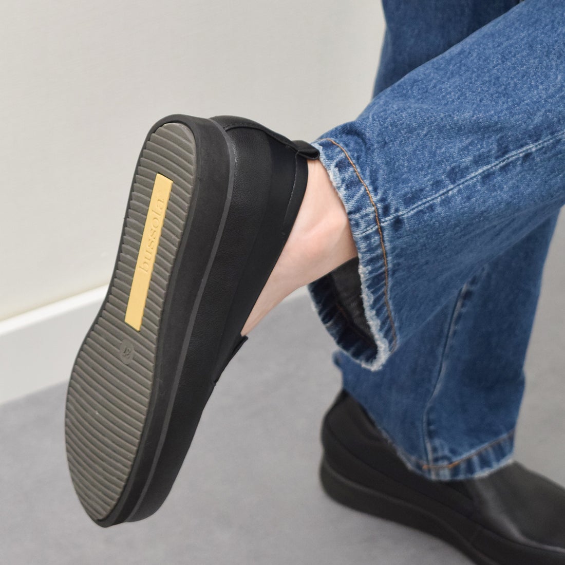 ブソラ bussola 撥水レザースリッポンスニーカー （ブラック