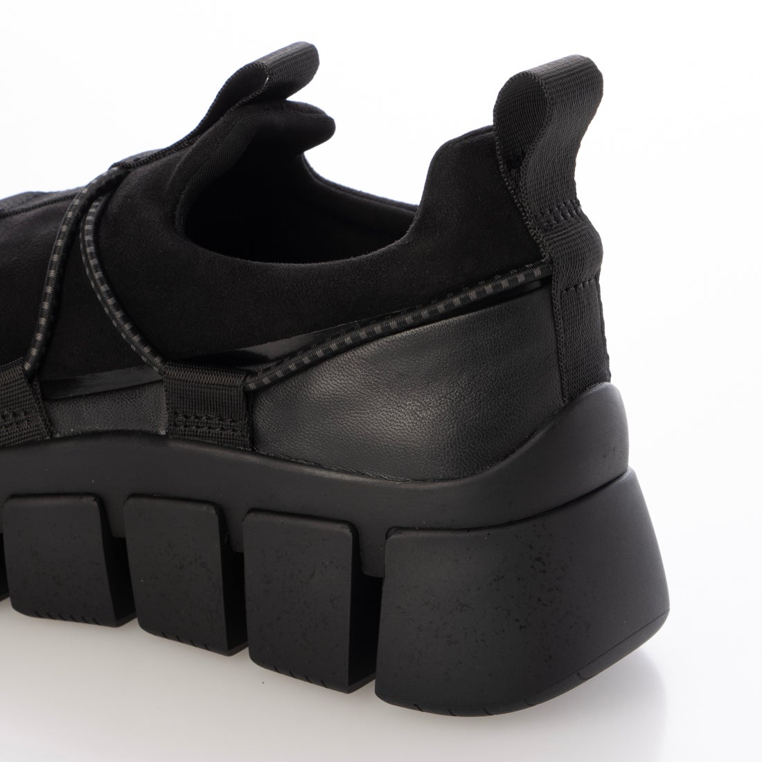 ブソラ bussola 撥水厚底スリッポンスニーカー （ブラックコンビ