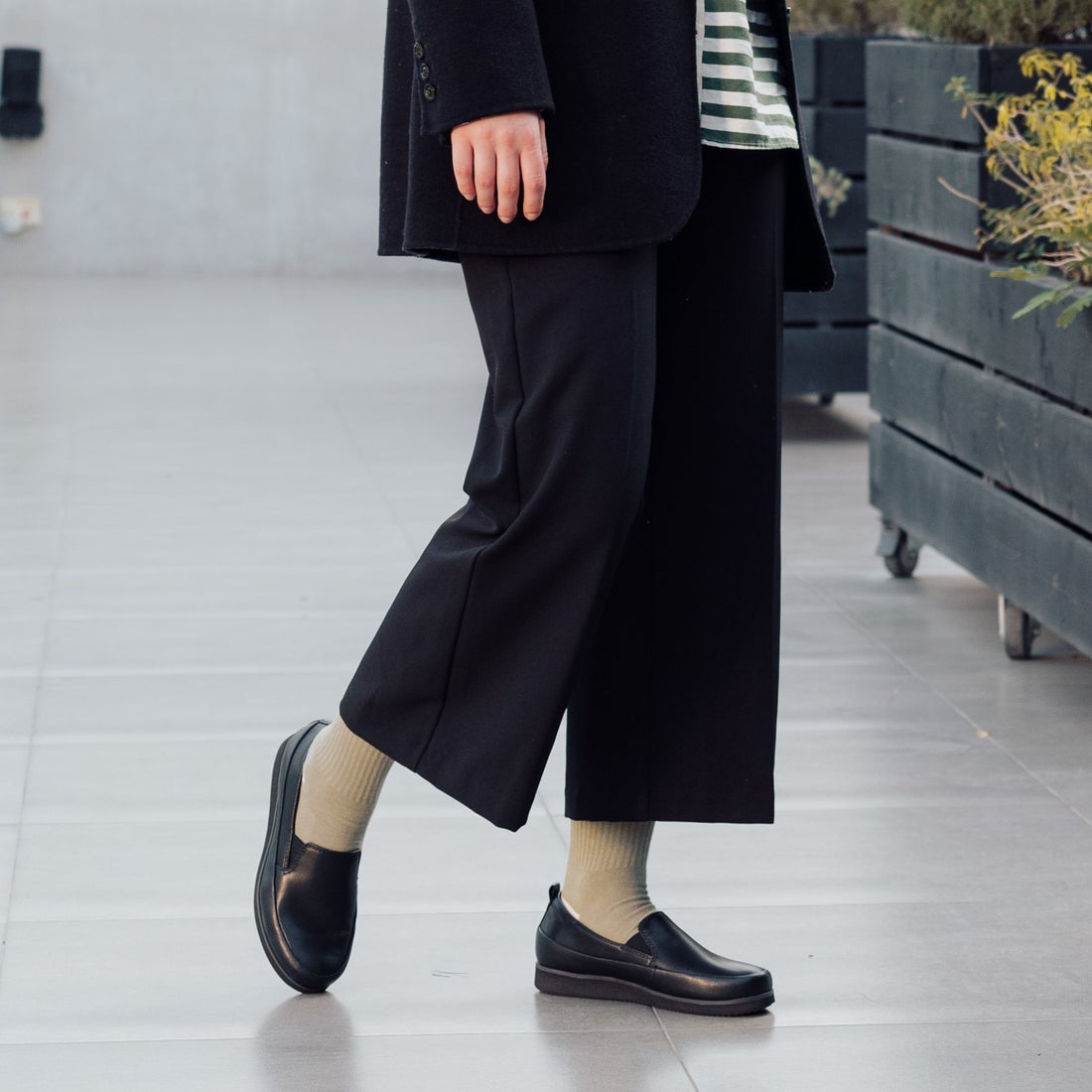 ブソラ bussola 撥水レザースリッポンスニーカー （ブラック