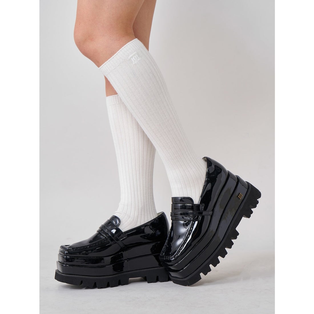 ダーリッチ Darich エナメルプラットフォームローファー （ブラック