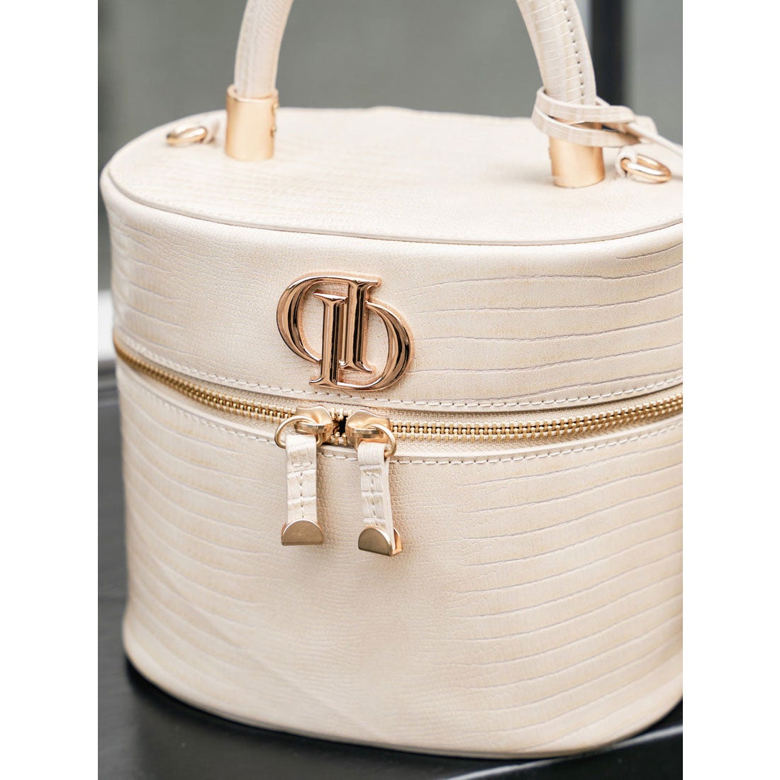 ダーリッチ Darich Dモチーフバニティポーチ （アイボリー