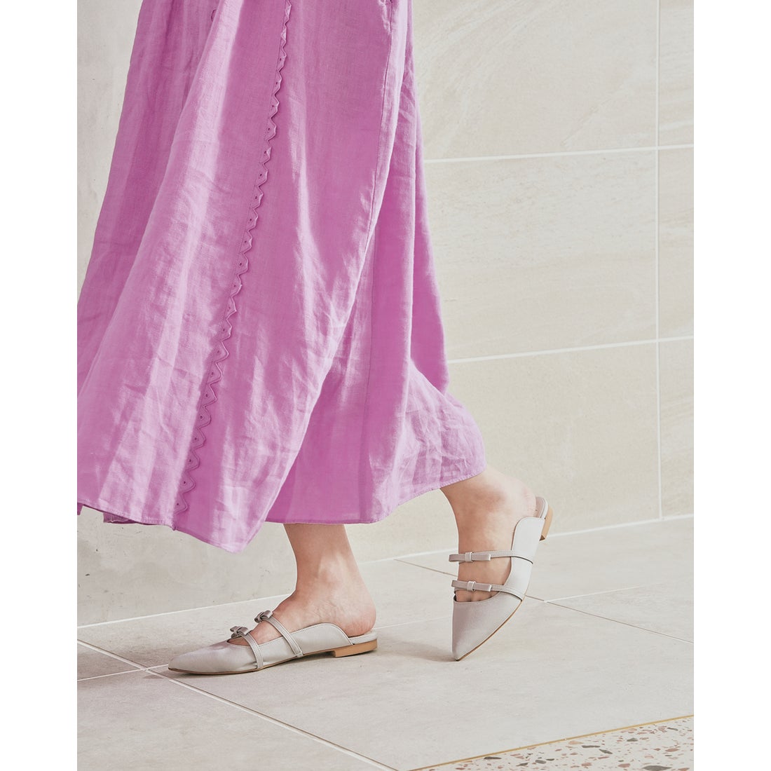 ダブルストラップ フラット ミュール （グレー サテン） -Emma Francis