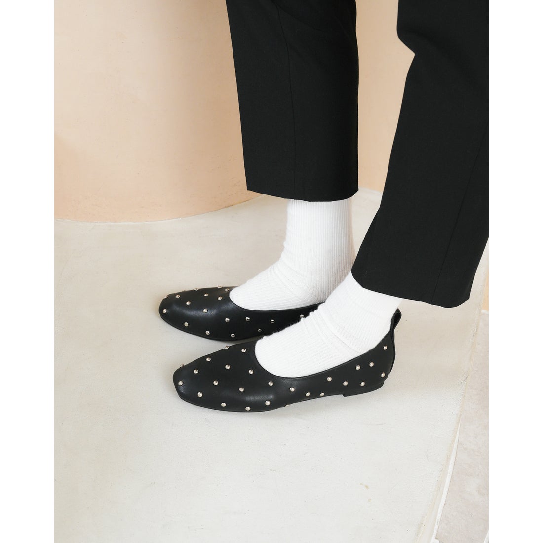 フラット スタッズパンプス （ブラック スムース） -Emma Francis