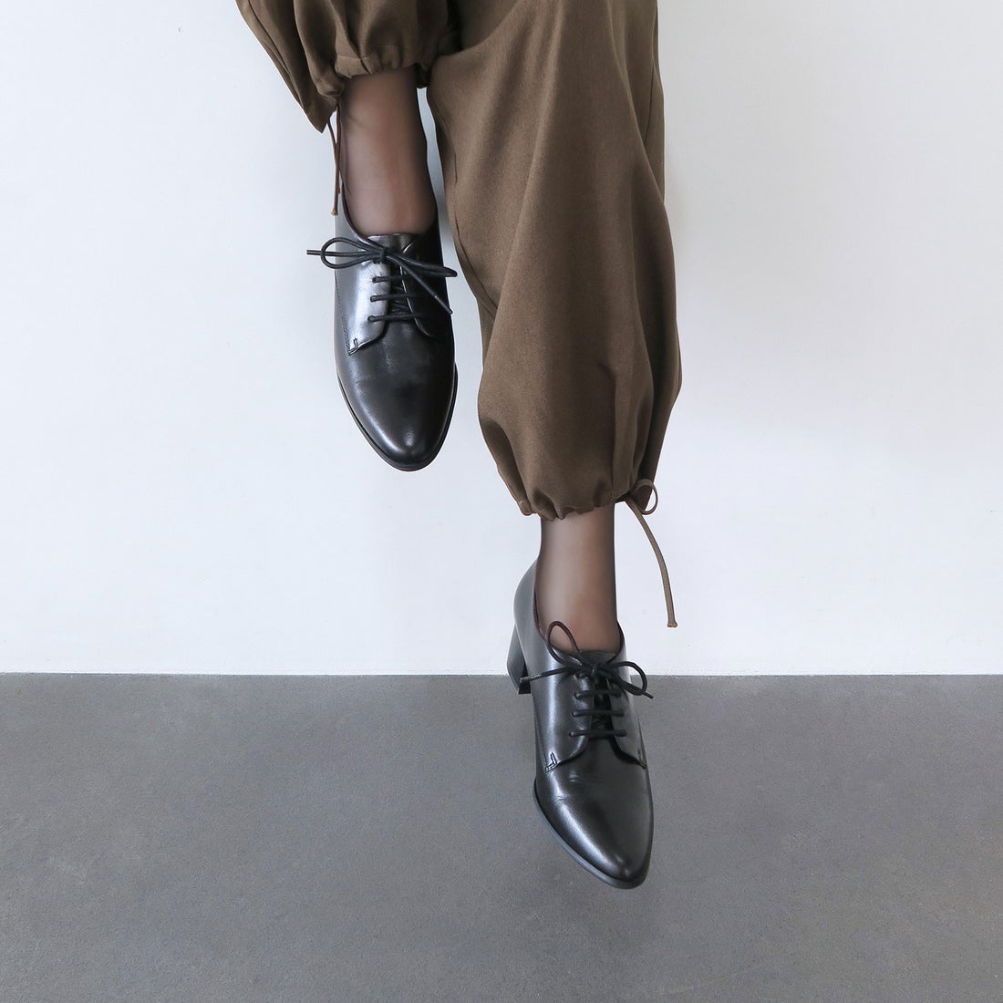 本革ポインテッドレースアップシューズ （ブラック） -エンチャン