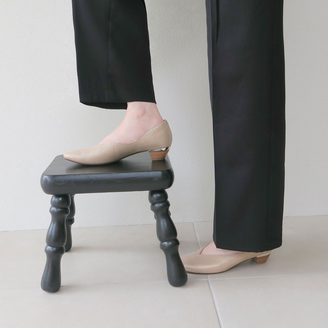 本革Vカットスクエアトゥパンプス （プラチナ） -エンチャンテッド