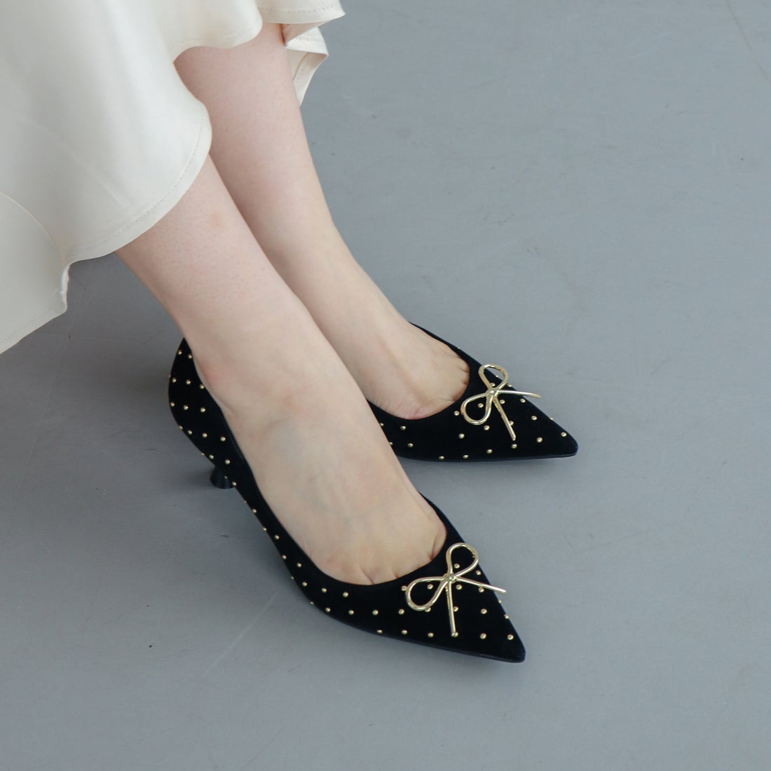 EVOL/イーボル】 スタッズゴールドリボンパンプス BX23816 （ブラック