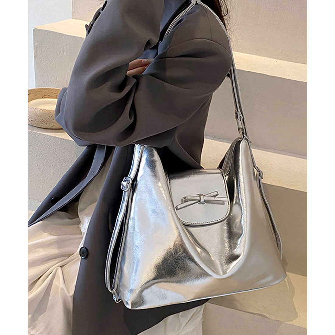 フロージュ florge 【2WAY・軽量】リュックにもなるレザーライク