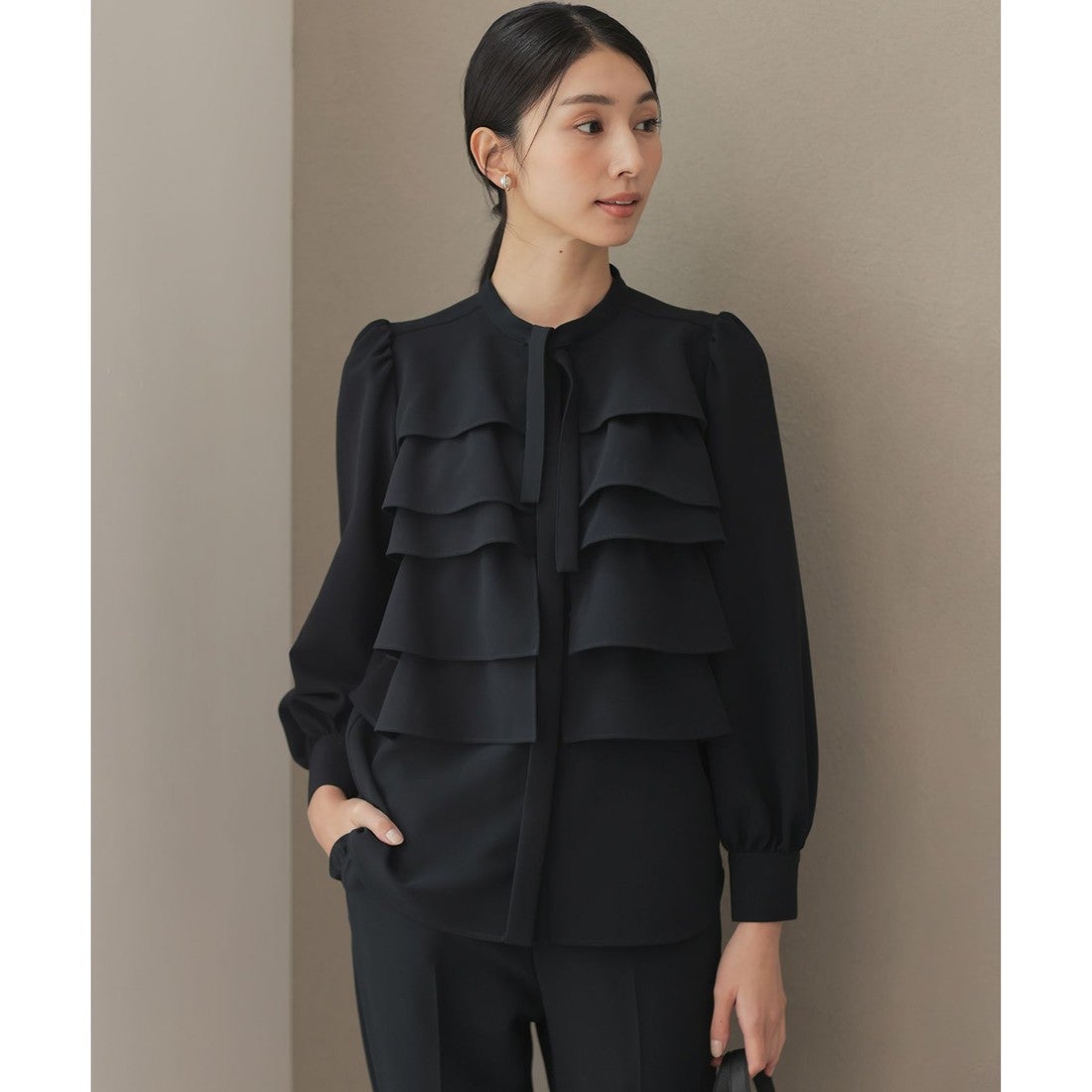 組曲 【KUMIKYOKU NAVY】コンフォータブルドレープ フリルブラウス