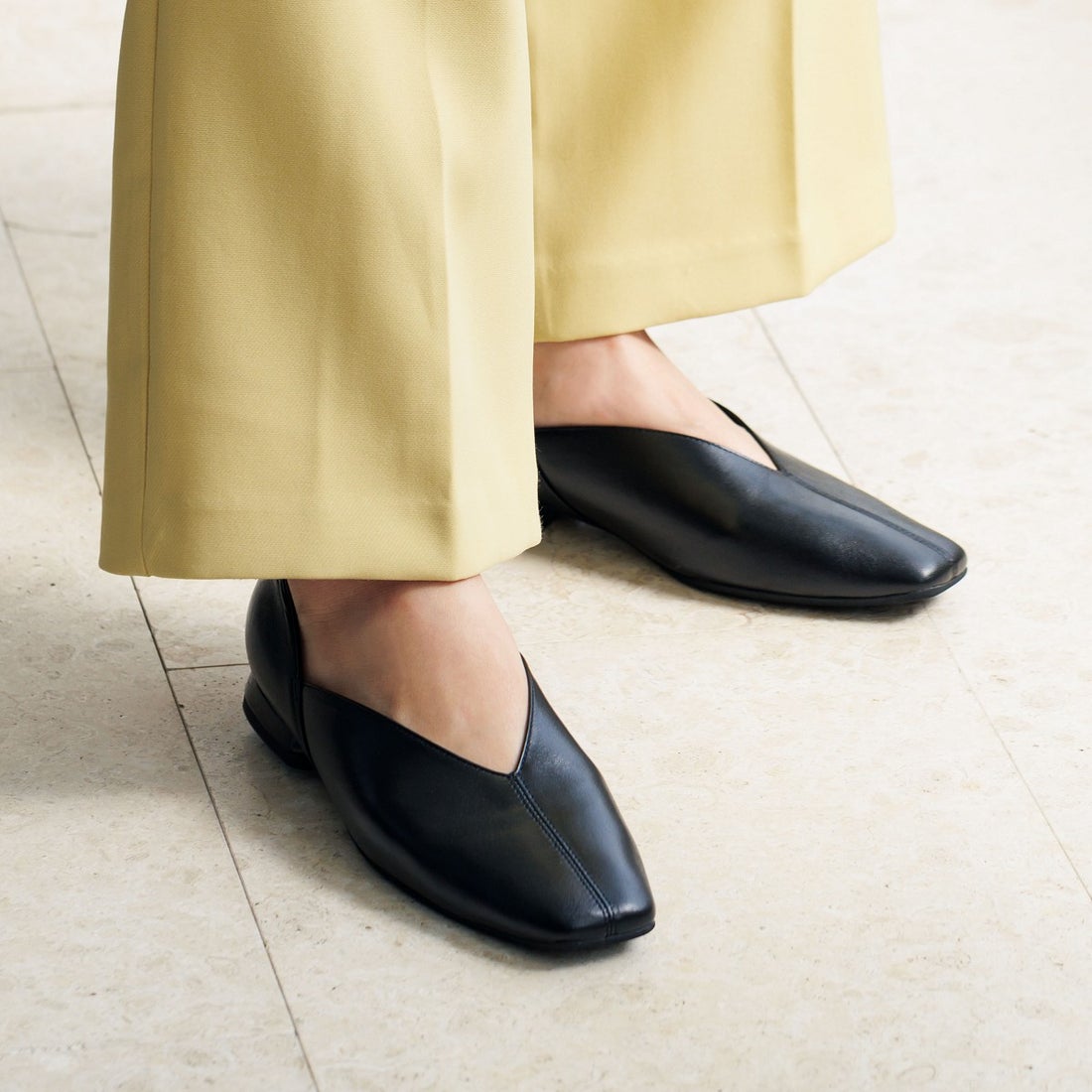 ヒミコ 卑弥呼 【撥水レザー】Vラインスクエアトゥソフトパンプス