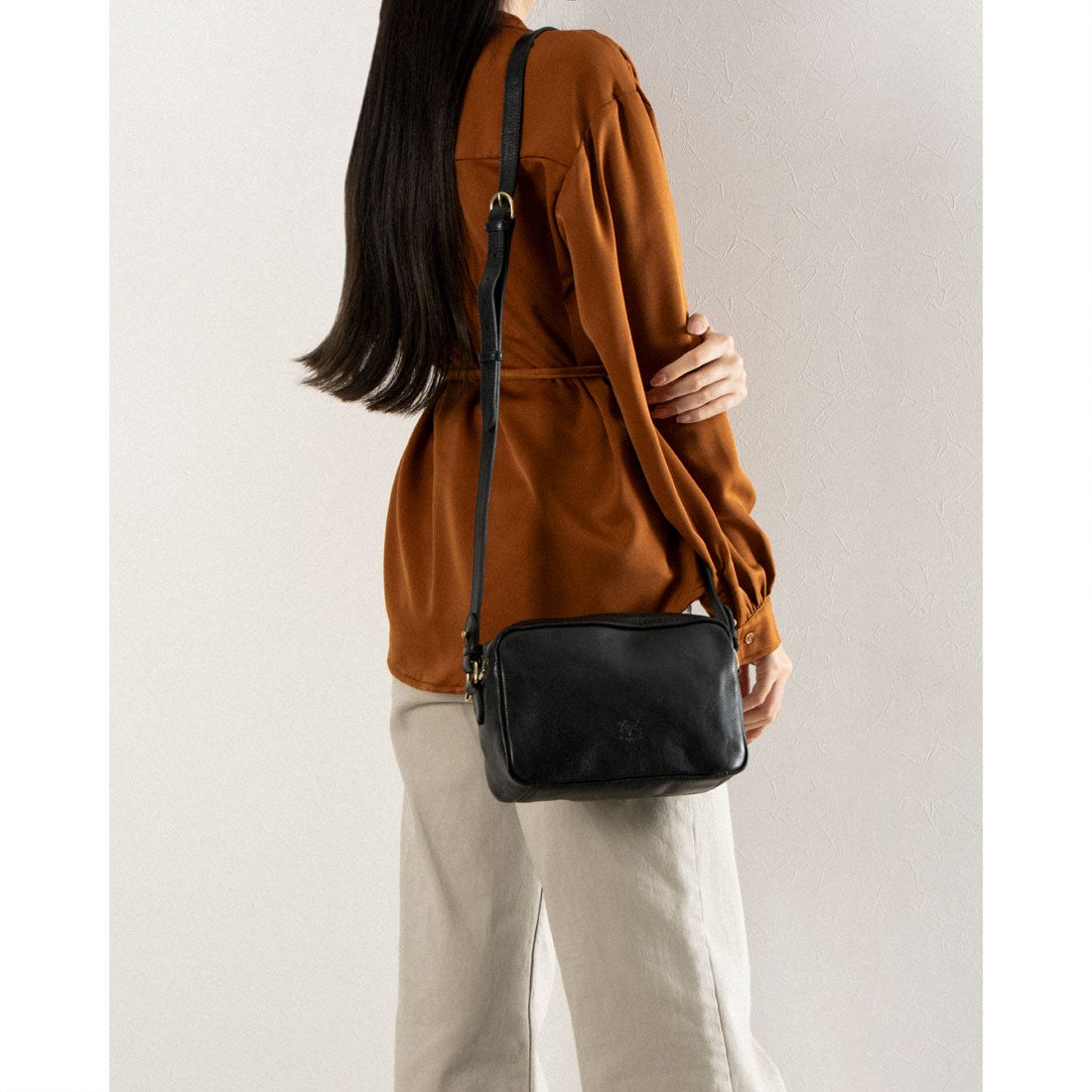 イル ビゾンテ IL BISONTE ショルダーバッグ （NERO） - ファッション