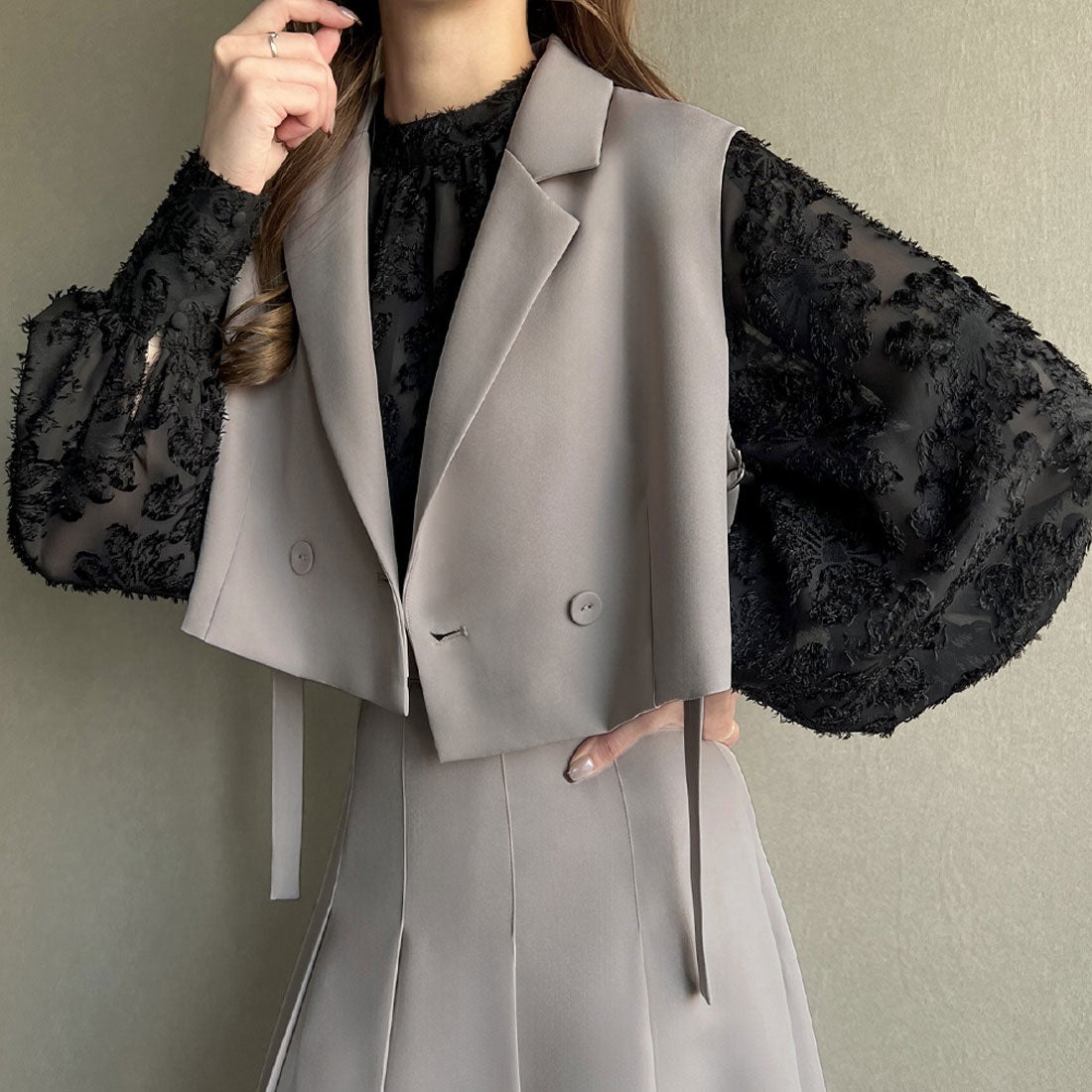 ジュノア JUNOAH サイドベルトショートベスト＋プリーツスカート