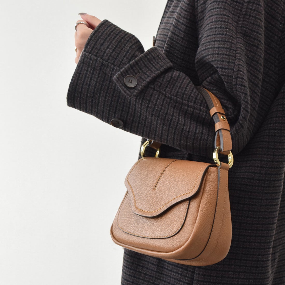 ロリステッラ LORISTELLA シュリンクレザーフラップバッグ （キャメル