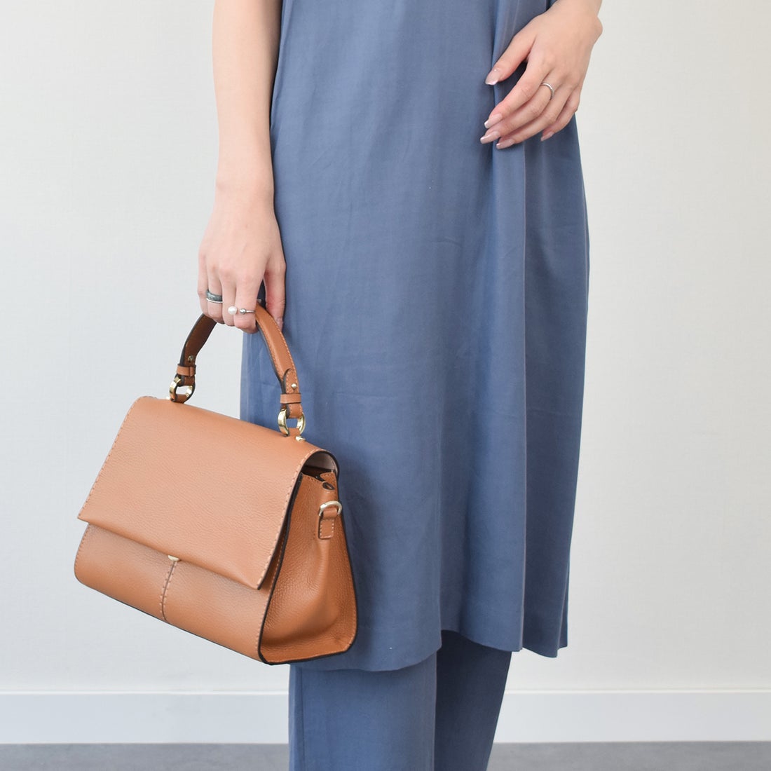 ロリステッラ LORISTELLA シュリンクレザーフラップハンドバッグ