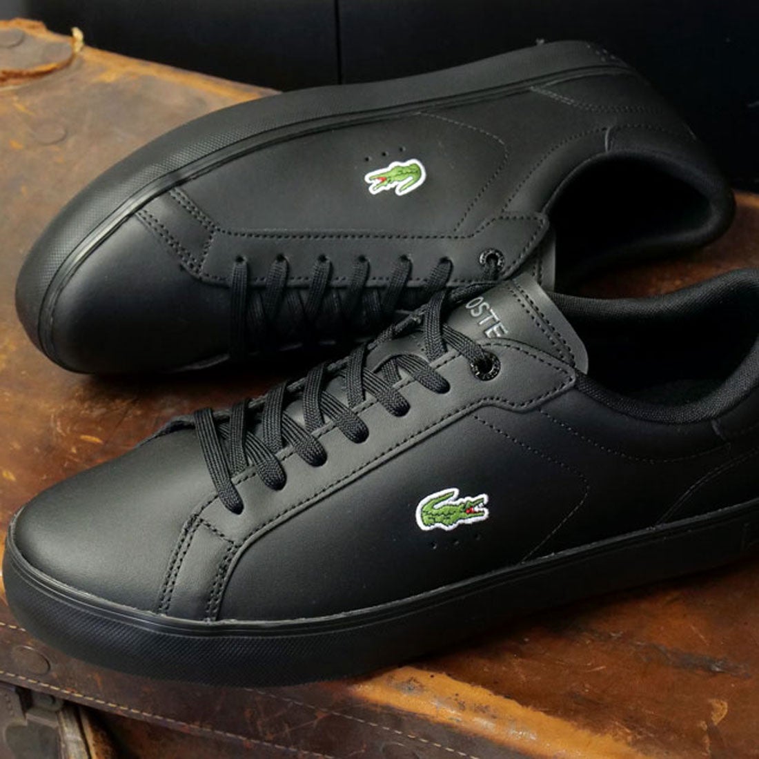 ラコステ LACOSTE POWERCOURT GRPH 225 1 SMA ブラック/ブラック