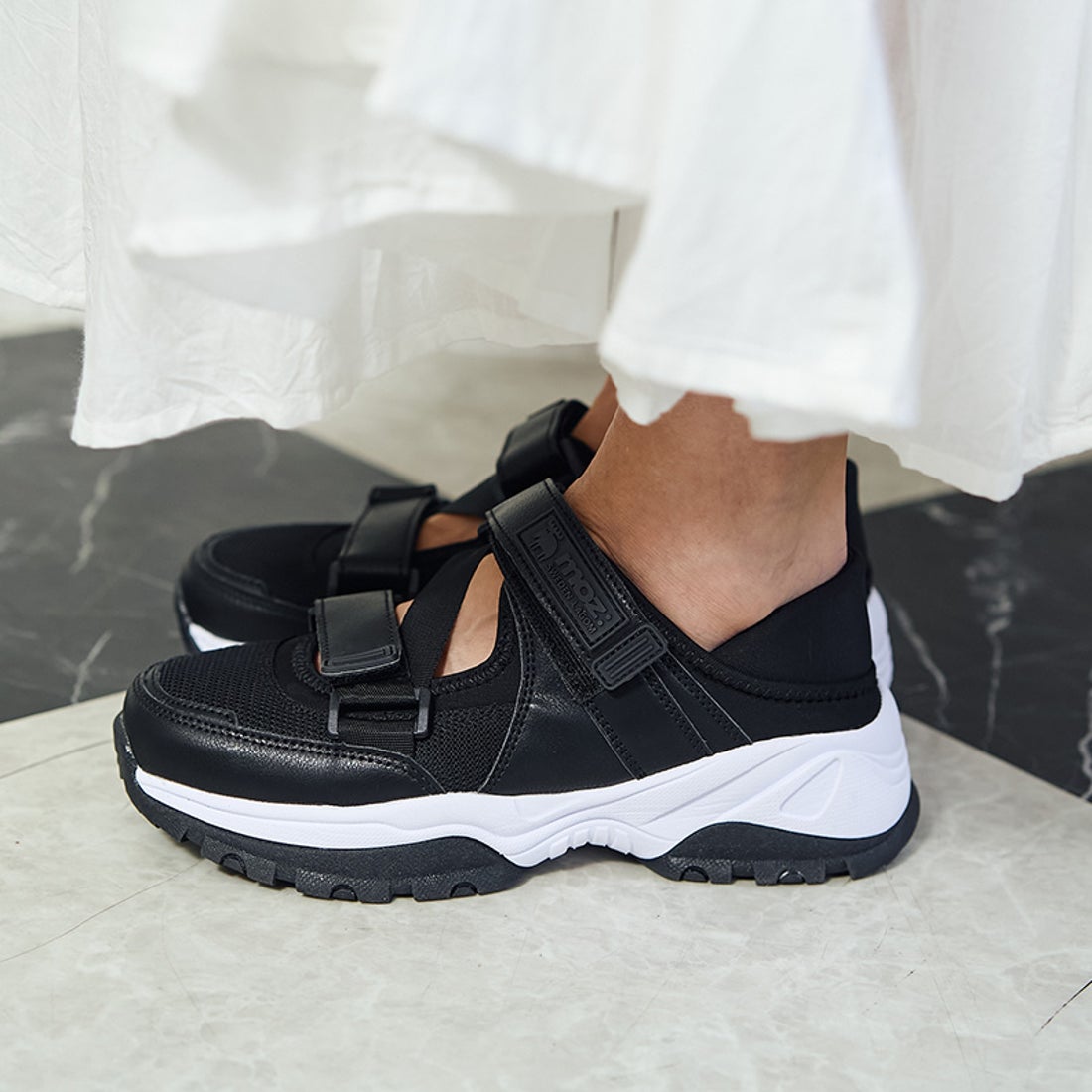 モズ moz 2WAY 厚底 スニーカーサンダル （ブラックホワイト） -waja