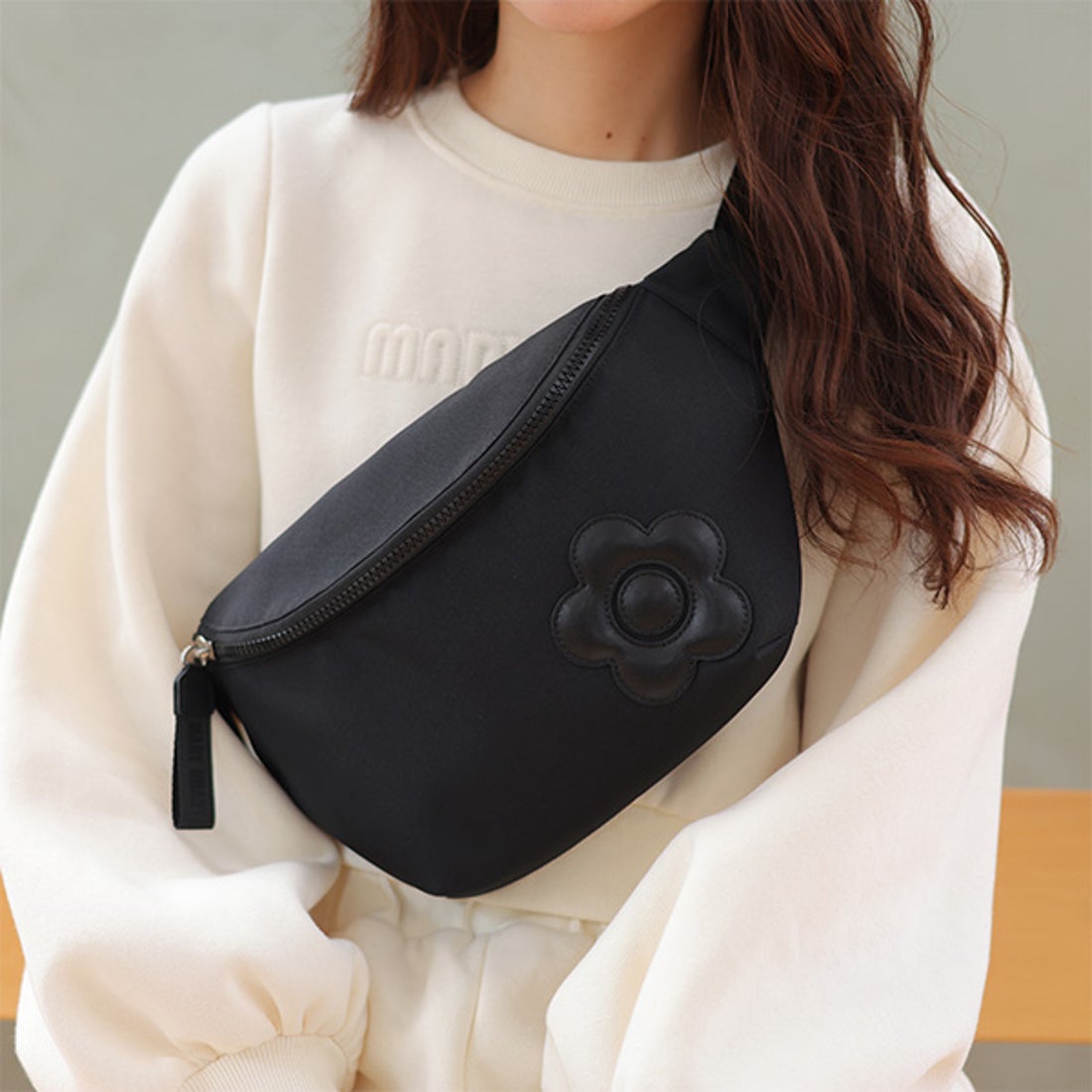 マリークワント MARY QUANT デイジーパッチライト ボディバッグ