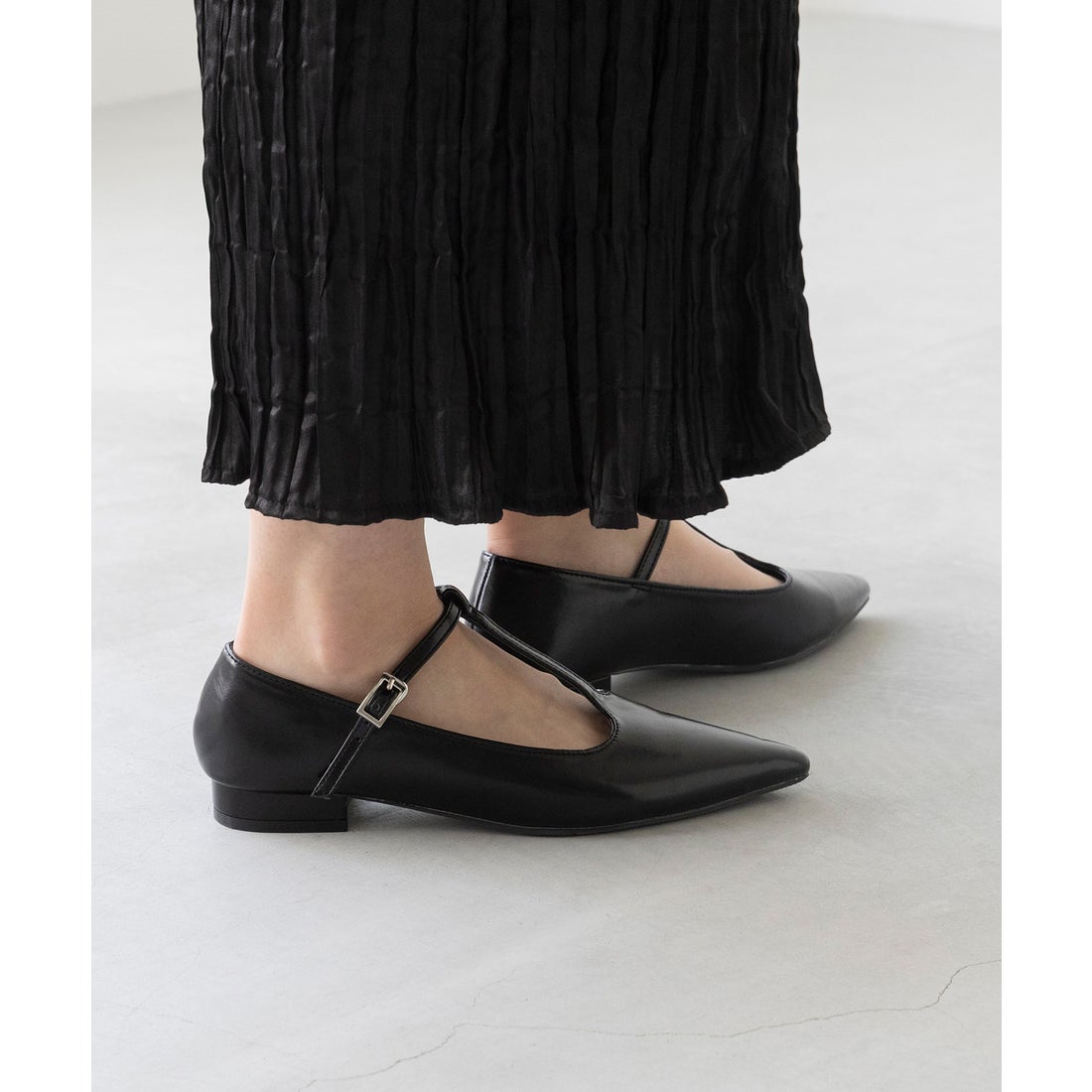 メヌエ Menue 華奢見え 細Tストラップ ポインテッドトゥパンプス