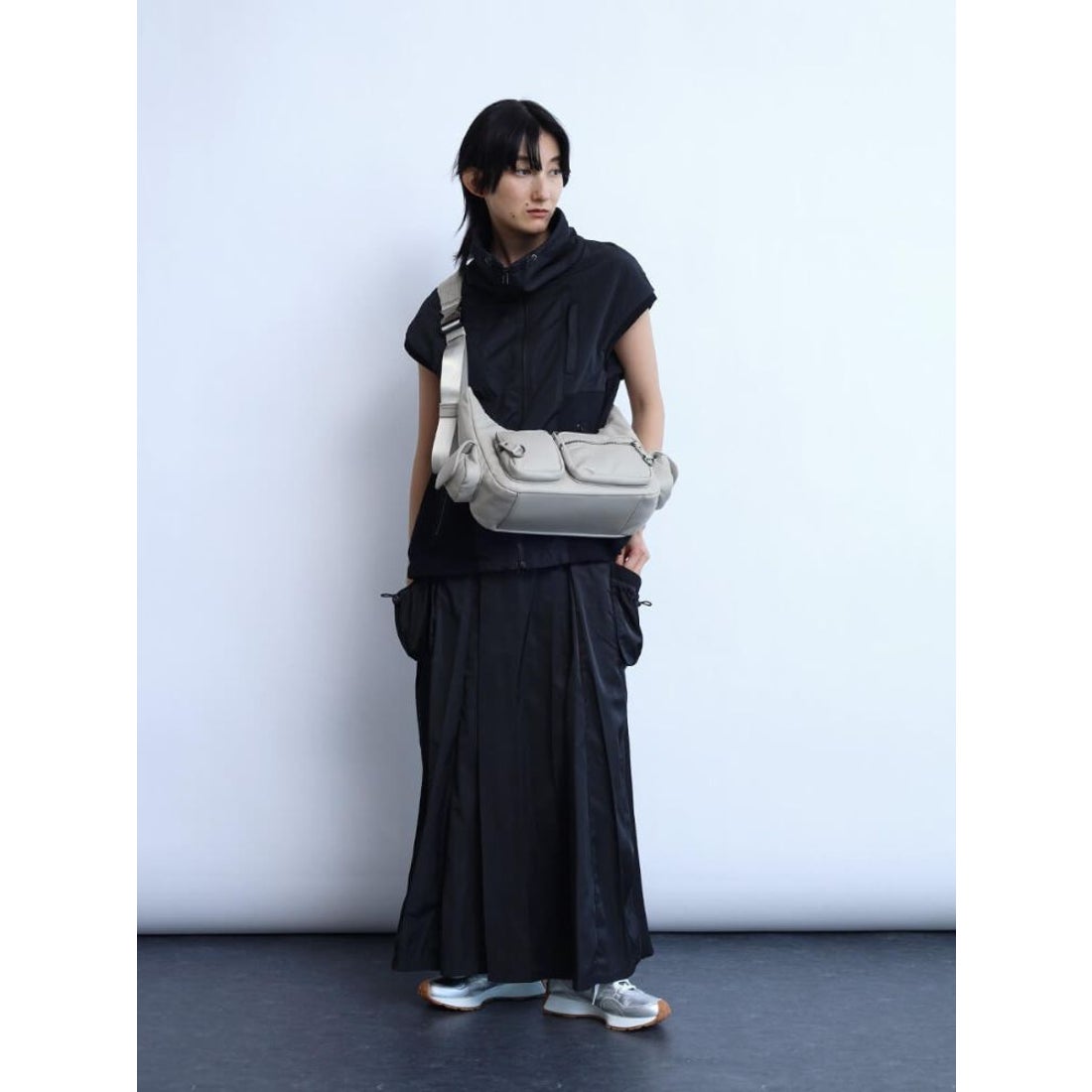 ヌエール nouer レザーライクマルチポケットボディバッグ （ブラック