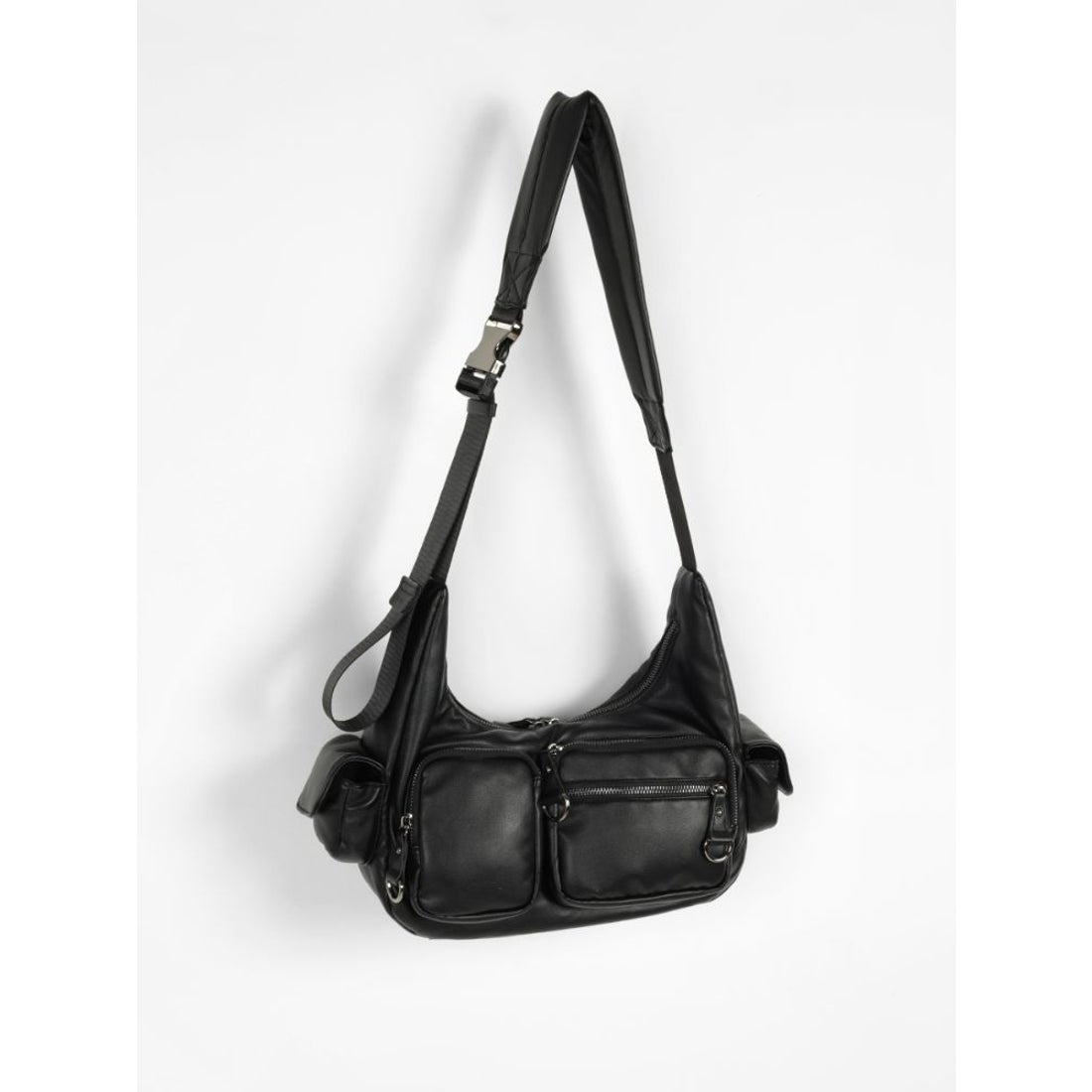 ヌエール nouer レザーライクマルチポケットボディバッグ （ブラック